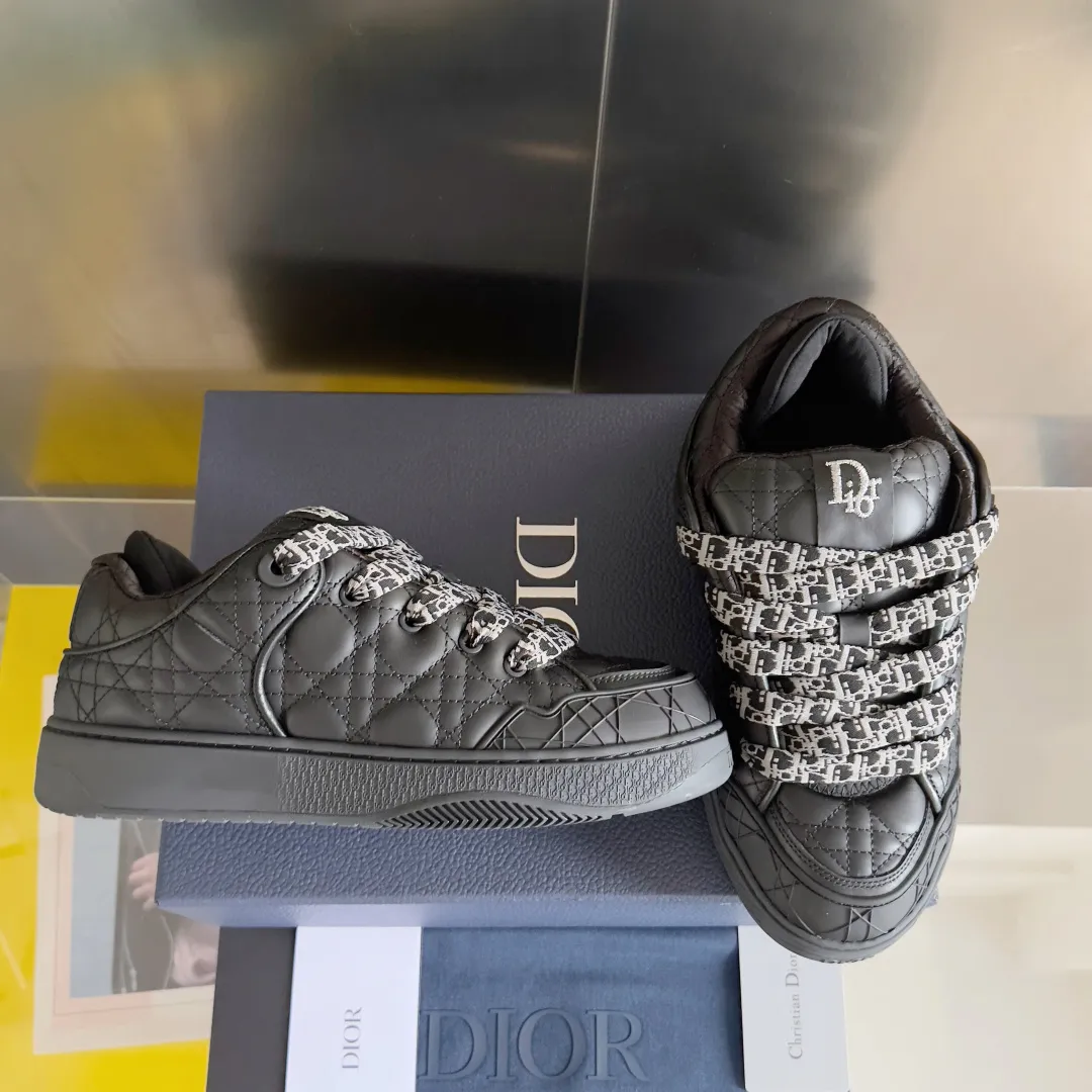 [DIOR] P: 820💰 Men's 39-44. (Male 38. 45. Customized) Dior Dior B9S series top version bread shoes casual sports shoes skate shoes original purchase development and production This new B9S skateboard sneakers are inspired by skateboarding and Dior's high-order spirit. Crafted from navy blue cotton tweed, the classic cannage pattern is reinterpreted with grained calfskin details in homage to Dior's savoir-faire. Padded tongue and technical fabric leg provide ideal comfort. Iconic details abound throughout the design, such as the Dior signature on the heel and tongue, cannage-patterned panels, and the rubber Dior Charm signature on the side inspired by the Dior logo. The rubber soles engraved with Oblique printing with a gradient effect are more refined and can add a high-end temperament to various looks. Exquisite packaging at the delivery counter🛍📦 ▪️Fabric: Original customized first-layer cowhide + tweed ▪️Inner lining: Customized breathable lining ▪️Outsole: Original open-molded anti-slip TPU material ▪️Sole thickness: 3.5CM.